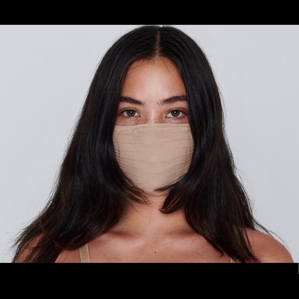 Skims face mask in CLAY ONLY 3 left